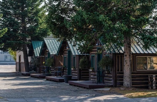 West Yellowstone Cabin | Cozy Bucking Moose Elk Cabin with 2 Queens, just a minute from Yellowstone!