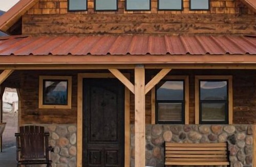 Monroe Cabin | COZY Cabin for Couple Getaways-4 min to Hot Springs-Central to Utah's Mighty 5