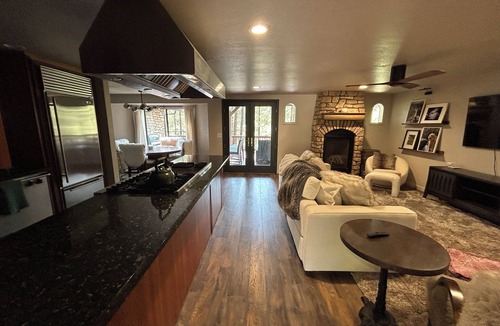 Munds Park Cabin | Cozy Cabin Getaway with Full Game Room & Hot Tub! Spectacular Views!