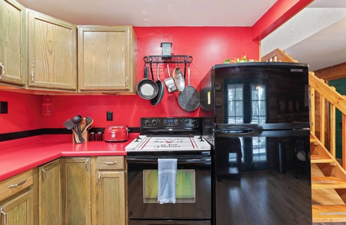 Meadow View Heights Cabin | Cozy Cabin & Hot Tub Pet Friendly with AC and Fast WiFi in Duck Creek Village