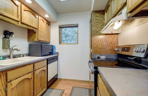 Beaver Cabin | Cozy Cabin w/Deck & Fireplace in Beaver!