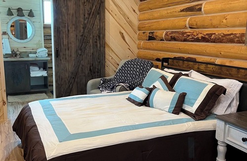 Fairview Cabin | Cozy Canyon Road Cabin with WiFi and AC in peaceful Fairview