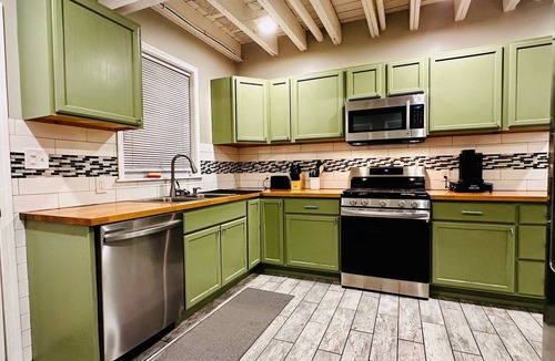 Mapleton/Fall Creek House | Cozy & Close to It All – Indy, Near Downtown, Stadiums & Attractions, Sleeps 6
