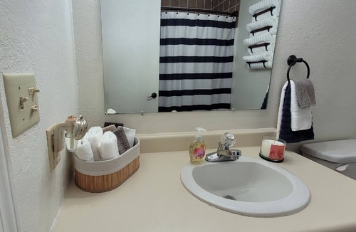 Oak Harbor Condo | Cozy condo near Port Clinton and Magee Marsh