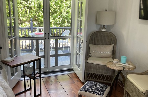 Middletown Cottage | Cozy Cottage 1.5 mi. To Third Beach.