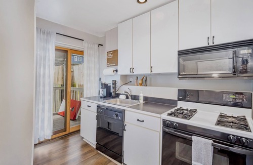 Roselawn Finance Cottage | Cozy Cottage In The Heart Of Hyde Park 1 Bedroom Home by RedAwning