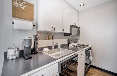 Roselawn Finance Cottage | Cozy Cottage In The Heart Of Hyde Park 1 Bedroom Home by RedAwning
