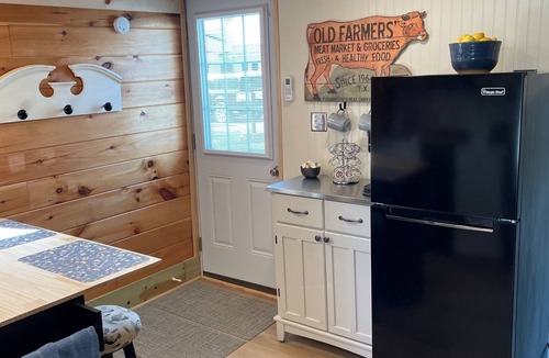Dola Cottage | Cozy Cottage on The Farm-No Cleaning Fee!