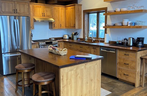 Rexford Cabin | Cozy, Creekside 2BR cabin, near trails and lake