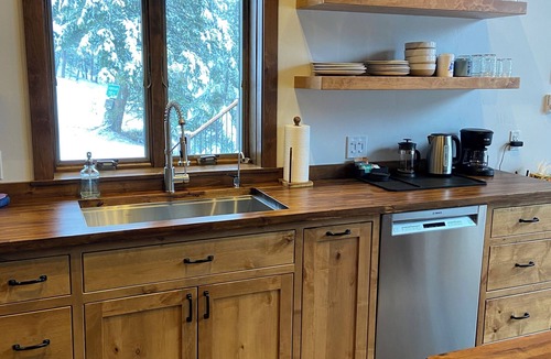Rexford Cabin | Cozy, Creekside 2BR cabin, near trails and lake