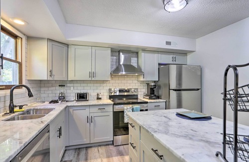 Bedford Condo | Cozy Duplex Close to Toledo Botanical Garden