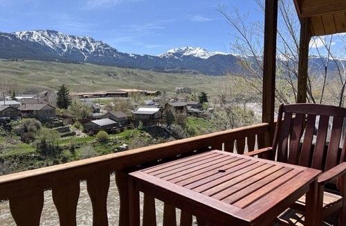 Gardiner Cabin | Cozy Eagles Nest Cabin Above the River! 6 Blocks from Yellowstone Park