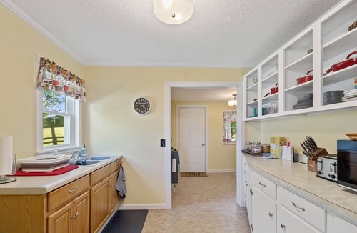 Horse Cave House | Cozy Farmhouse near Mammoth Cave on 45+ acre animal farm