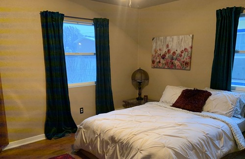 Franklin to the Fort House | Cozy fenced Yard-Handcrafted Woodwork leather furniture 1.5 Mile Downtown