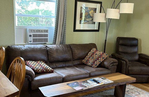 Franklin to the Fort House | Cozy fenced Yard-Handcrafted Woodwork leather furniture 1.5 Mile Downtown