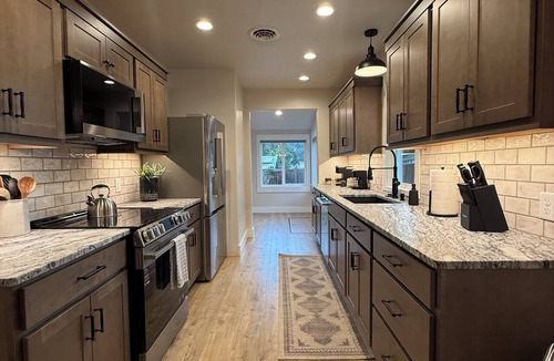 Darby House | Cozy fully remodeled rustic modern farmhouse in beautiful downtown Darby