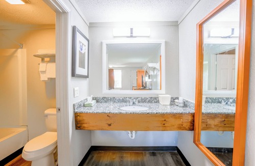 Richmond Hotel | Cozy Garden Inn By OYO Hwy 40 Richmond