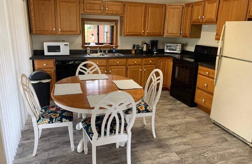 Carpenter House | Cozy Garden View Apartment 20 Minutes from Athens & OU with Jacuzzi Tub