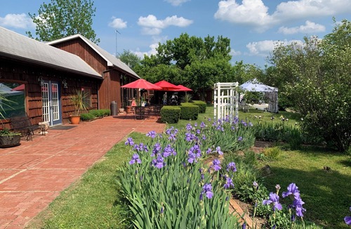 Carpenter House | Cozy Garden View Apartment 20 Minutes from Athens & OU with Jacuzzi Tub