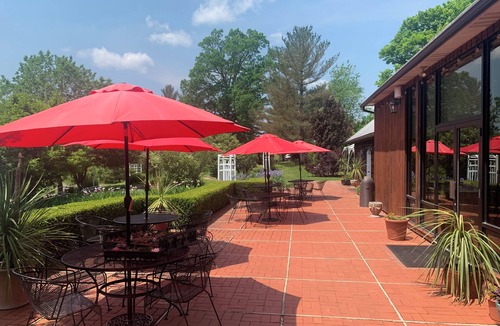 Carpenter House | Cozy Garden View Apartment 20 Minutes from Athens & OU with Jacuzzi Tub