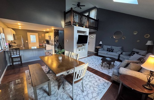 Howard House | Cozy House on the Hill- Howard, OH