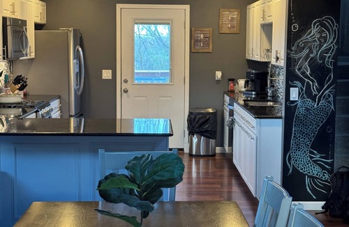 Howard House | Cozy House on the Hill- Howard, OH