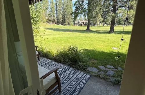 Rathdrum Condo | Cozy Lake Golf Condo Romantic Escape + Girls getaway +Near Silverwood+Bunk Beds