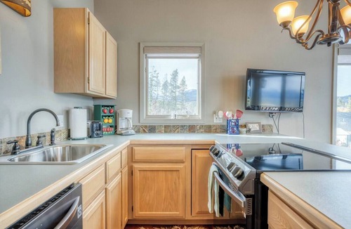 Lakeside Bed & Breakfast | Cozy Lakefront Apartment w/Private Beach