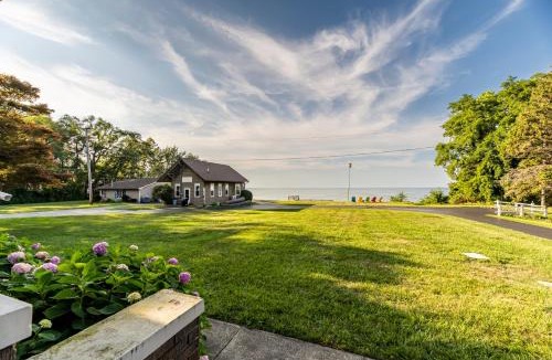 Huron House | Cozy Lakefront Cottage