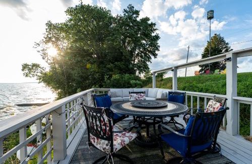 Huron House | Cozy Lakefront Cottage