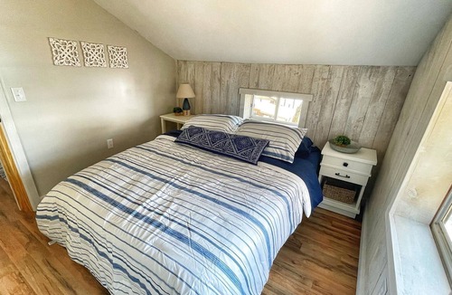 Town of Torrey Cottage | Cozy lakefront cottage on Seneca Lake wine trail with private dock and beach