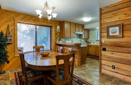 Lakeshore Condo | Cozy Lakeshore Cabin Near Skiing, Hiking & Fishing