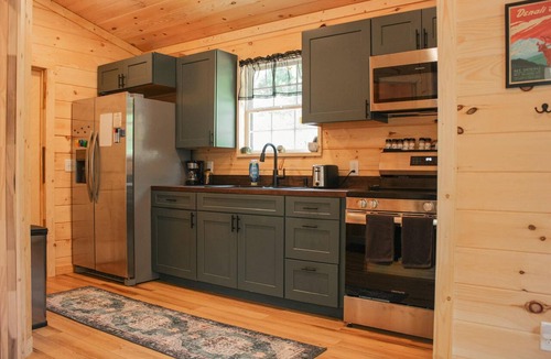 Clay City Cabin | Cozy Lil Cutie Cabin - Perfect for RRG Getaway, hottub!
