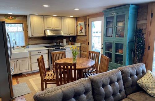 Alpine Northwest House | Cozy log cabin in Alpine close to lake with water views!
