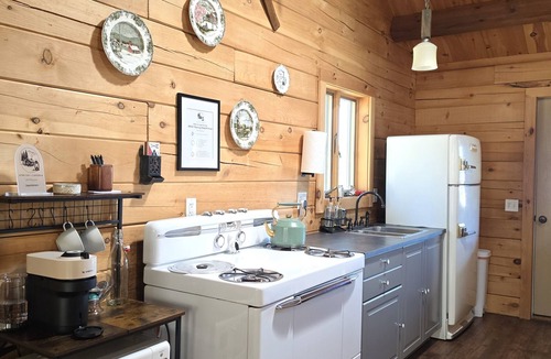Flagstaff Cabin | Cozy Log Cabin Retreat : Hot Tub : Forest Views