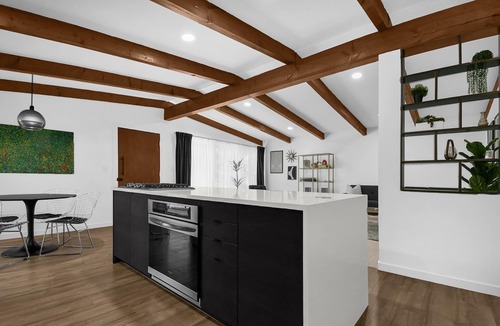 Worthington House | Cozy, modern 3BR California ranch-style home in Columbus, Ohio