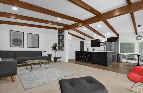 Worthington House | Cozy, modern 3BR California ranch-style home in Columbus, Ohio