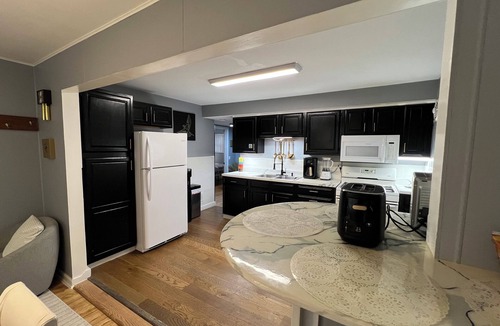 Mount Saint Joseph House | Cozy, Modern Escape; PlayStation 5 and King Suite