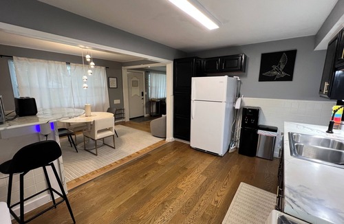 Mount Saint Joseph House | Cozy, Modern Escape; PlayStation 5 and King Suite