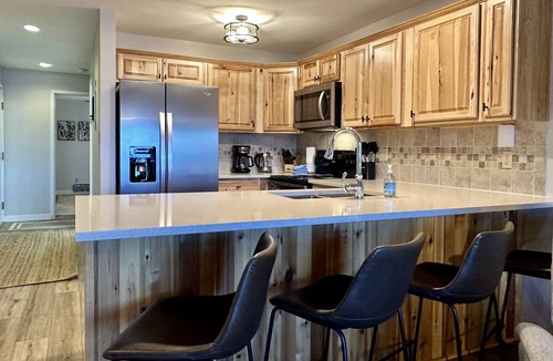 Dillon Condo | Cozy, Modern Lakeside Condo