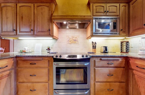 Shaver Lake Cottage | Cozy Mountain Home w/Large Deck & Game Room - Minutes to Shaver Lake Village