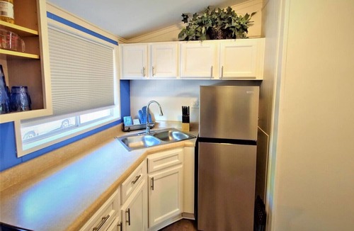 Swiss Manor House | Cozy Mountain Retreat w/Views! KING Bed! Pvt Yard