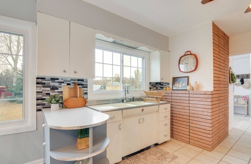 Ferron House | Cozy Mtn-View Retreat w/Yard: Near Hiking & Golf!