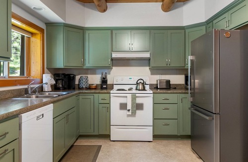 Darby Cabin | Cozy Private Cabin, Hot Tub, Ski & Outdoor Haven