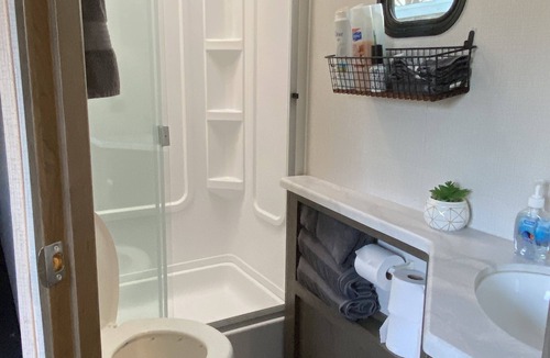 Taft House | Cozy RV 1Bedroom With Cali King bed, Double bunk beds, 1Bath, Private