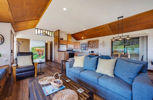 Manchester House | Cozy Sea View Cabin - Ocean Views - Hot Tub
