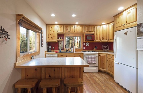 Stevensville House | Cozy, secluded log cabin and bunk house w/mountain views in Stevensville, MT