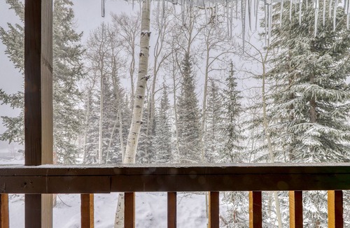 Brian Head Condo | Cozy ski chalet in great location next to Navajo w/free WiFi & wood fireplace