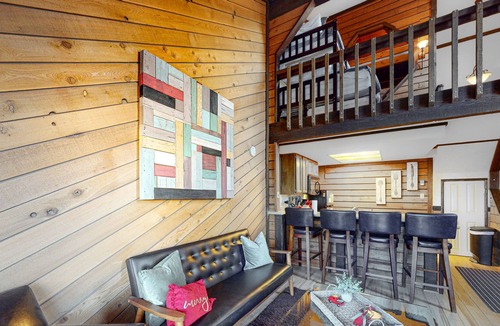 Brian Head Condo | Cozy ski chalet in great location next to Navajo w/free WiFi & wood fireplace