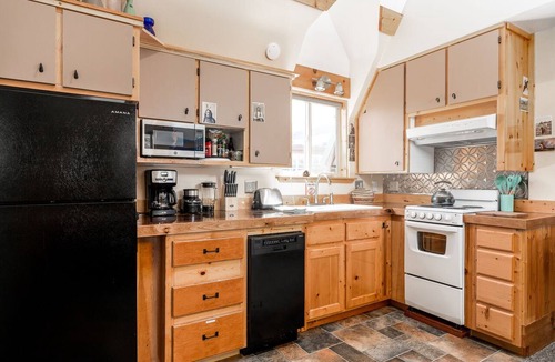 West Yellowstone Apartment | Cozy Studio getaway in West Yellowstone, just 1 minute to the park! Raven's Heart